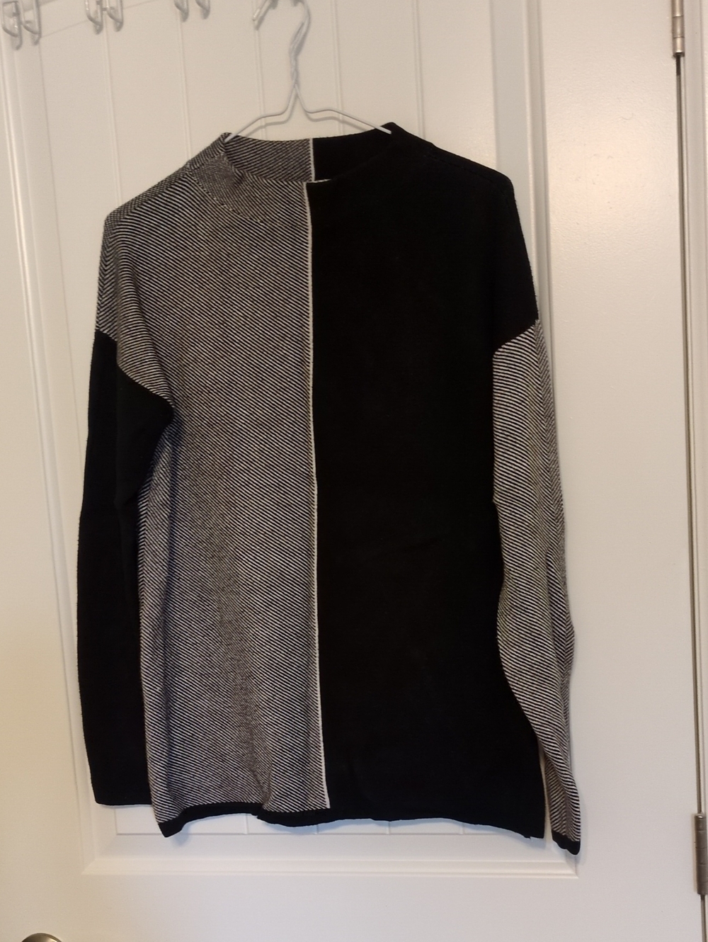 Crewneck Colorblock Sweater - Black & White